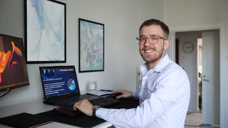 Mikael Eriksson arbetar med design på kontoret